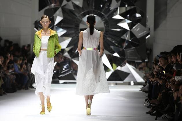 A model takes to the catwalk during the presentation of Shiatzy Chen s show as part of the Spring-Summer 2017 Paris Fashion Week on October 4, 2016.  PAR20161004110 MAYAxVIDON-WHITE
