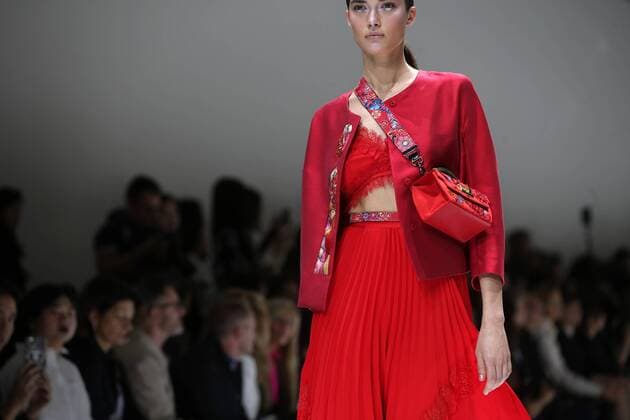 A model takes to the catwalk during the presentation of Shiatzy Chen s show as part of the Spring-Summer 2017 Paris Fashion Week on October 4, 2016.  PAR20161004112 MAYAxVIDON-WHITE