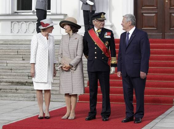 Berlin, Schloss Bellevue, Staatsbesuch Ihrer Majestäten König Carl XVI. Gustaf und Königin Silvia von Schweden, Foto: Frau Daniela Schadt, Königin Silvia von Schweden, König Carl XVI. Gustaf, Bundespräsident Joachim Gauck
