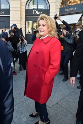 Catherine Deneuve - Prominente am Rande der Vuitton Modenschau - Paris - 05 10 2016 lionELURMAN PANORAMIC 