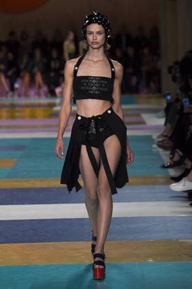 Paris Fashion Week - Miu Miu Modenschau 212207 Marineau Starface 2016-10-05 Paris France Paris Fashion week. Pret-a-porter printemps-ete 2017. Defile Miu Miu Miu Miu , spring -summer 2017 Paris, France Paris Fashion Week. Pret-a-porter Printemps-Eté 2017. Defile Miu Miu. Editorial Use Only _sans_perso  Copyright: xMarineaux STAR_212207_001