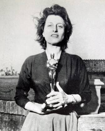 OSCARS. Beste Hauptdarstellerin. Preisträgerinnen 1951-1960 Photograph of Anna Magnani (1908-1973) an Italian stage and film actress, with her Oscar. Dated 20th Century