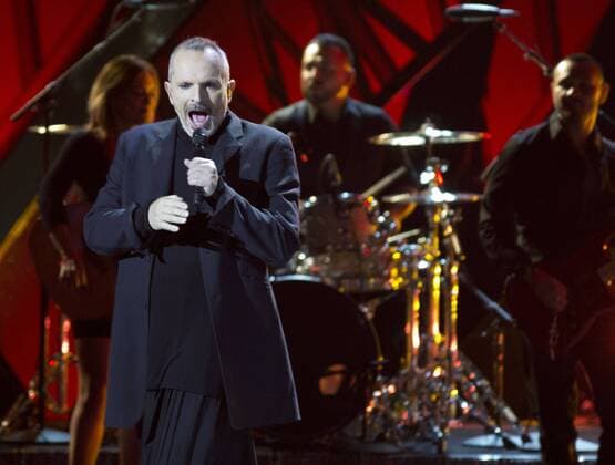 Spanish singer Miguel Bose performs during the Latin American Music Awards at the Dolly Theater in Hollywood, California, United States, 06 October 2016. The awards recognize the most influential Latin American artists according to the fan s voting. LATIN AMERICAN MUSIC AWARDS IN LOS ANGELES !ACHTUNG: NUR REDAKTIONELLE NUTZUNG!  LAT001 20161007-636114109356427587