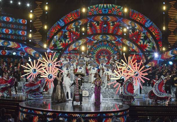 (L-R) -Shaila Durcal, Aida Cuevas y Lila Downs perform on stage, during the Latin American Music Awards at the Dolly Theater in Hollywood, Los Angeles, California, United States, 06 October 2016. The awards recognize the most influential Latin American artists according to public vote. EFE ARMANDO ARORIZO Latin American Music Awards in Los Angeles !ACHTUNG: NUR REDAKTIONELLE NUTZUNG!  LAT001 20161007-636114199388769923