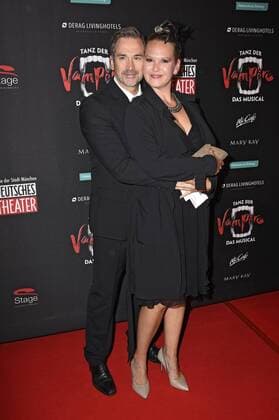 Manou Lubowski mit Freundin Lara Stumberg bei der Premiere des Musicals Tanz der Vampire im Deutschen Theater. München, 06.10.2016 Foto:xP.xSchönbergerx xFuturexImage