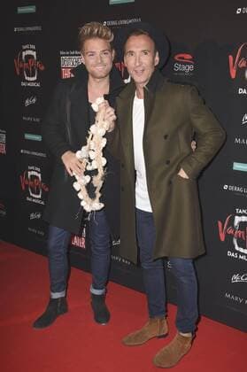 Jochen Bendel mit Freund Matthias Pridöhl bei der Premiere des Musicals Tanz der Vampire im Deutschen Theater. München, 06.10.2016 Foto:xP.xSchönbergerx xFuturexImage