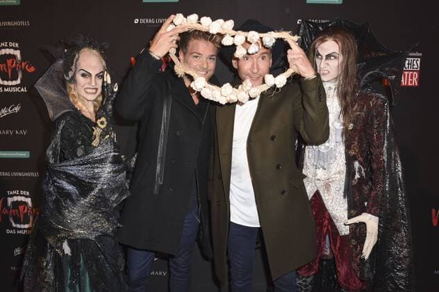 Jochen Bendel mit Freund Matthias Pridöhl bei der Premiere des Musicals Tanz der Vampire im Deutschen Theater. München, 06.10.2016 Foto:xP.xSchönbergerx xFuturexImage