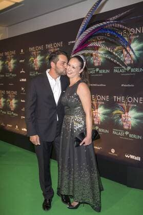 Bülent Sharif mit Freundin Emi Oezusek bei der Weltpremiere von The One Grand Show im Friedrichstadt-Palast. Berlin, 06.10.2016 Foto:xK.xWernerx xFuturexImage