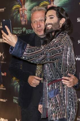 Jean Paul Gaultier und Conchita Wurst bei der Weltpremiere von The One Grand Show im Friedrichstadt-Palast. Berlin, 06.10.2016 Foto:xK.xWernerx xFuturexImage
