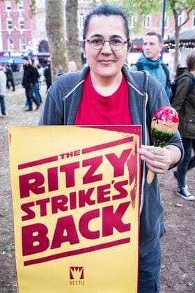 BFI London Film Festival - Ritzy Cinema Mitarbeiter stören die La La Land Premiere United Kingdom: La La Land Red Carpet for LFF disrupted by Ritzy Cinema workers. Ritzy Cinema workers disrupted the red carpet screening of the film La La Land at the Odeon Theatre at Leichester Square during the BFI London Film Festival. Carrying banners declaring the Ritzy strikes back in their fight for the London Living Wage (LLW) FOR EDITORIAL USE ONLY.Pacific Press Agency  HughxPeterswald