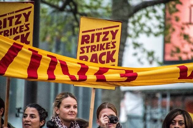 BFI London Film Festival - Ritzy Cinema Mitarbeiter stören die La La Land Premiere United Kingdom: La La Land Red Carpet for LFF disrupted by Ritzy Cinema workers. Ritzy Cinema workers disrupted the red carpet screening of the film La La Land at the Odeon Theatre at Leichester Square during the BFI London Film Festival. Carrying banners declaring the Ritzy strikes back in their fight for the London Living Wage (LLW) FOR EDITORIAL USE ONLY.Pacific Press Agency  HughxPeterswald