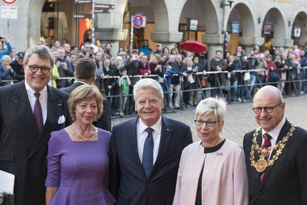 Poolfoto DEU, Deutschland, Nordrhein-Westfalen, Münster, 08.10.2016: Verleihung des Internationalen Preises des Westfälischen Friedens Von links: Dr. Reinhard Zinkann (WWL-Vorsitzender), Daniela Schadt, Bundespräsident Gauck, NRW-Landtagspräsidentin Carina Gödecke, Oberbürgermeister Markus Lewe