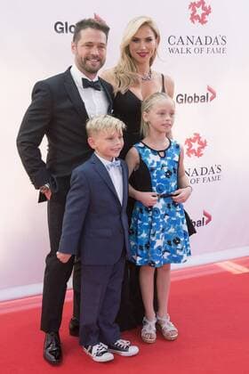 Jason Priestley mit seiner Ehefrau Naomi Priestley und ihren Kindern Ava und Dashiell bei der Ehrung mit einem Stern auf Canadas Walk of Fame am 6.10.2016 in Toronto 2016 Canada s Walk Of Fame in Toronto 