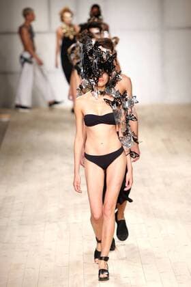 Moda Lisboa - Valentim Quaresma Modenschau October 8, 2016 - Lisbon, Portugal - A model presents a creation from the Portuguese fashion designer Valentim Quaresma Spring Summer 2017 collection during the Lisbon Fashion Week on October 8, 2016 in Lisbon, Portugal. Photo: Lisbon Portugal - ZUMAf123