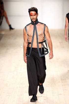 Moda Lisboa - Valentim Quaresma Modenschau October 8, 2016 - Lisbon, Portugal - A model presents a creation from the Portuguese fashion designer Valentim Quaresma Spring Summer 2017 collection during the Lisbon Fashion Week on October 8, 2016 in Lisbon, Portugal. Photo: Lisbon Portugal - ZUMAf123