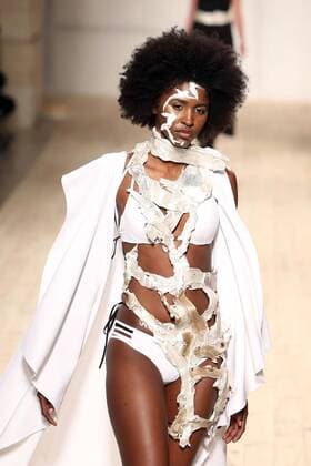 Moda Lisboa - Valentim Quaresma Modenschau October 8, 2016 - Lisbon, Portugal - A model presents a creation from the Portuguese fashion designer Valentim Quaresma Spring Summer 2017 collection during the Lisbon Fashion Week on October 8, 2016 in Lisbon, Portugal. Lisbon Portugal  - ZUMAn230