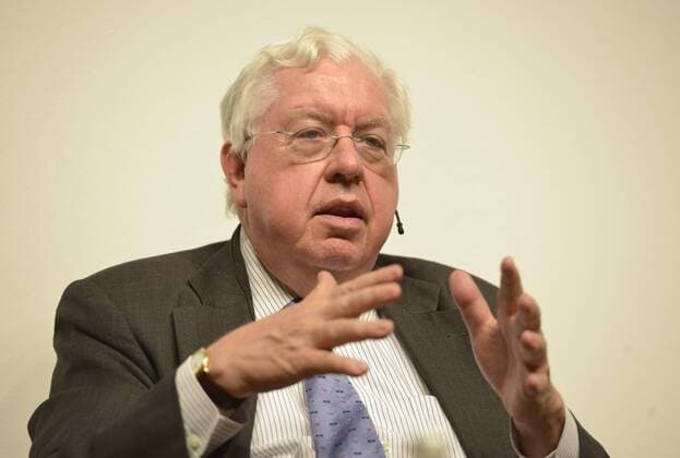 John Kornblum, ehemaliger Botschafter der USA in Deutschland, gestikuliert bei einem Podiumsgespraech ueber Europa am 6.10.2016 in Freiburg. Foto:Winfried Rothermel