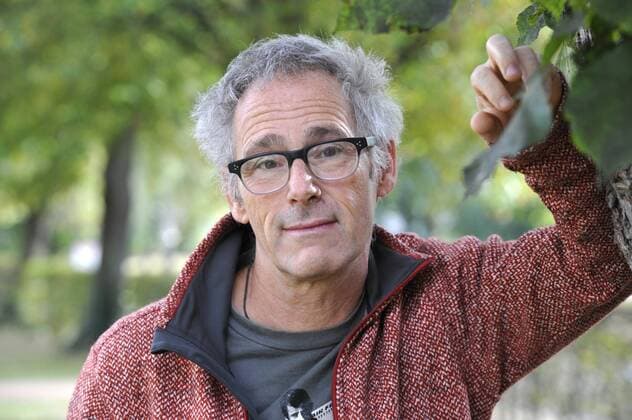 Dani Levy (Regisseur) 10 16 thg Dani Levy im Oktober 2016 in Bielefeld im Ravensberger Park Schweiz Schweizer schweizerischer Mann TV Fernsehen Film Schauspiel Schauspieler Regie Autor Drehbuchautor swiss director actor writer quer Portrait halb l chelnd angelehnt anlehnend Baum