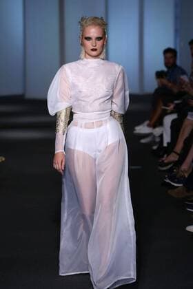Moda Lisboa - Olga Noronha Modenschau October 9, 2016 - Lisbon, Portugal - A model presents a creation from the Portuguese fashion designer Olga Noronha Spring Summer 2017 collection during the Lisbon Fashion Week on October 9, 2016 in Lisbon, Portugal. Photo: Lisbon Portugal - ZUMAf123