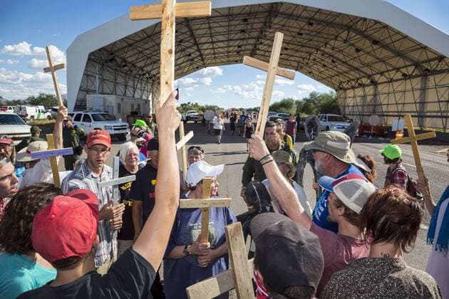 USA - Protest an der Grenze zu Mexiko für eine Reform der Einwanderungspolitik October 9, 2016 - Tubac, Arizona, U.S. - Tubac, Arizona - 9 October 2016 - Immigration reform activists march through the Border Patrol checkpoint on Interstate 19, about 25 miles north of the Mexican border, where motorists are asked about their citizenship. They were protesting the increasing militarization of the border, the separation of immigrant families, and U.S. policies that make it hard for refugees fleeing repression to enter the United States. Tubac U.S. - ZUMAw66_