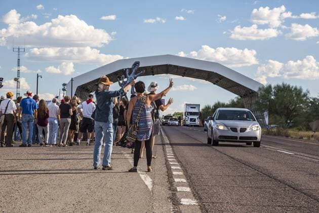 USA - Protest an der Grenze zu Mexiko für eine Reform der Einwanderungspolitik October 9, 2016 - Tubac, Arizona, U.S. - Tubac, Arizona - 9 October 2016 - Immigration reform activists march through the Border Patrol checkpoint on Interstate 19, about 25 miles north of the Mexican border, where motorists are asked about their citizenship. They were protesting the increasing militarization of the border, the separation of immigrant families, and U.S. policies that make it hard for refugees fleeing repression to enter the United States. Tubac U.S. - ZUMAw66_