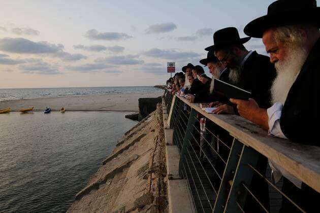 Ultra-orthodoxe Juden beten am Mittelmeer vor Yom Kippur (161010) -- TEL AVIV (ISRAEL), Oct. 09, 2016 -- Ultra-Orthodox Jews pray as they take part in Tashlich on the shore of the Mediterranean Sea in Tel Aviv, Israel, Oct. 9, 2016. Tashlich is a ritual during which believers cast their sins into the water and the fish, and it is performed ahead of the Day of Atonement, or Yom Kippur, the most important day of the Jewish calendar. ) (wtc) ISRAEL-TEL AVIV-TASHLICH GilxCohenxMagen 