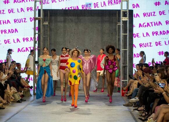 Agatha Ruiz de la Prade Modenschau in Nicaragua Models wear creations by Spanish designer Aghata Ruiz de la Prada (C) during the event Nicaragua Disena 2016 in Managua, Nicaragua, 09 October 2016. Nicaragua Disena 2016 !ACHTUNG: NUR REDAKTIONELLE NUTZUNG!  NI7001 20161010-636116826979956355