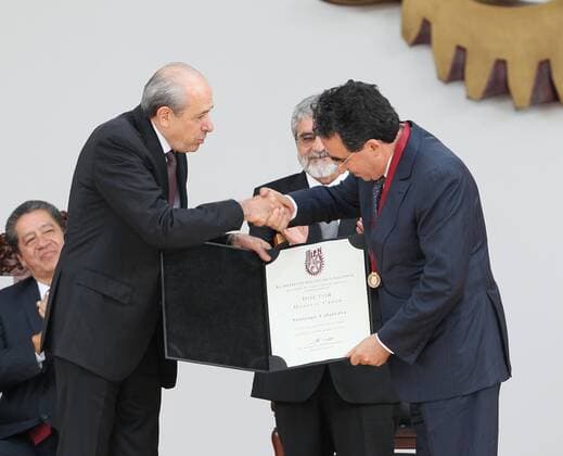 Director of the National Polytecnic Institute of Mexico Enrique Fernandez Fassnacht (L) invests Spanish architect, civil engineer and sculptor Santiago Calatrava Valls (R) doctor Honoris Causa of the institution in Mexico City, Mexico, 10 October 2016. Calatrava received the honoris causa for his prolific and dazzling labour . EFE Jorge Nunez CALATRAVA RECEIVES HONORIS CAUSA OF THE NATIONAL POLYTECNIC INSTITUTE OF MEXICO !ACHTUNG: NUR REDAKTIONELLE NUTZUNG!  MEX001 20161010-636117370260767336