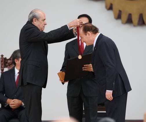 Director of the National Polytecnic Institute of Mexico Enrique Fernandez Fassnacht (L) invests US economist and Nobel Economy Prize 1977 Robert C. Merton (R) doctor Honoris Causa of the institution in Mexico City, Mexico, 10 October 2016. Spanish architect Santiag Calatrava also received the honoris causa for his prolific and dazzling labour . EFE Jorge Nunez CALATRAVA RECEIVES HONORIS CAUSA OF THE NATIONAL POLYTECNIC INSTITUTE OF MEXICO !ACHTUNG: NUR REDAKTIONELLE NUTZUNG!  MEX001 20161010-636117372184378674