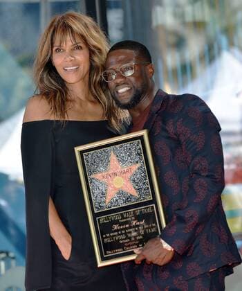 Actor Kevin Hart (R) and Halle Berry attend Hart s star unveiling ceremony on the Hollywood Walk of Fame in Los Angeles , California on October 10, 2016.  LAP20161010706 CHRISTINExCHEW