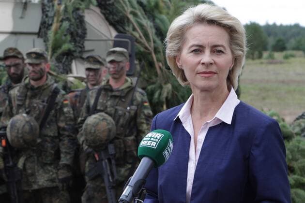 Porträt am Dienstag (23.08.2016) auf dem Standortübungsplatz Jägerbrück der Panzergrenadierbrigade 41 žVorpommernœ nahe Torgelow (Vorpommern Greifswald) von der Bundesministerin für Verteidigung Ursula von der Leyen. Der Panzergrenadierbrigade 41 žVorpommernœ gehören 4.800 Soldatinnen u. Soldaten aus verschiedenen Standorten in Mecklenburg-Vorpommern, Schleswig-Holstein und Sachsen-Anhalt an. Dahingehend überzeugte sich die Ministerin im Verlauf des Tages während einer Übung von den Fähigkeiten der Brigade u. führte Gespräche mit den Soldatinnen u. Soldaten.