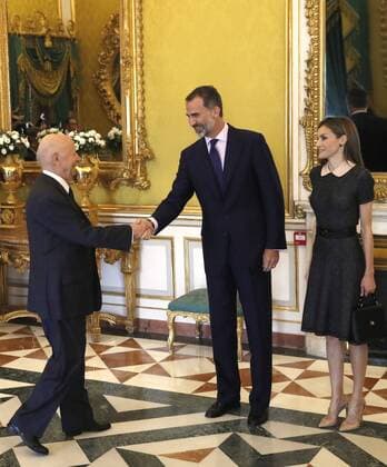 Spain s King Felipe VI (C) and Queen Letizia greet Chilean diplomat Jorge Edwards during the annual meeting of the Cervantes Institute Patronage held at the Royal Palace of Aranjuez on the outskirts of Madrid, Spain, 11 October 2016. King Felipe and Rajoy attend the annual meeting of the Cervantes Institute Patronage !ACHTUNG: NUR REDAKTIONELLE NUTZUNG!  GRA113 20161011-636117902310278476