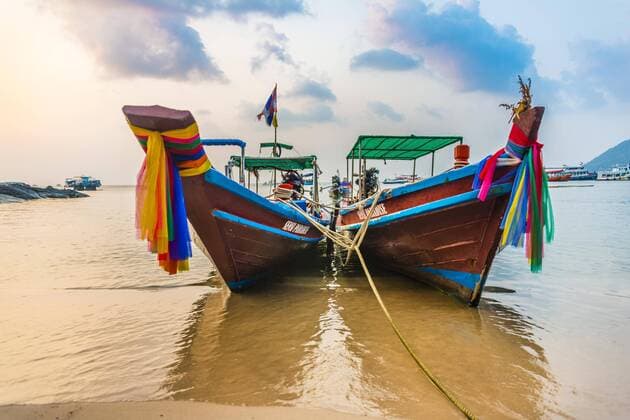  Bunte traditionelle Longtail Boote am Sandstrand, Ko Pha-ngan, Thailand, Asien Copyright: imageBROKER/ValentinxWolf iblvfw04403240.jpg