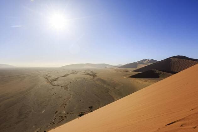  Ausblick von Düne 45 ins Tsauchab-Tal, Sossusvlei, Namib-Wüste, Namib-Naukluft-Nationalpark, Namibia, Afrika Copyright: imageBROKER/MarkusxObländer ibxmac04384787.jpg