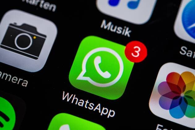 App-Icons auf Smartphone-Display App-Icons, Anzeige auf einem Bildschirm vom Handy, Smartphone, WhatsApp, Instant Messenger Dienst, Soziales Netzwek, Makroaufnahme, Detail, formatfüllend Copyright: imageBROKER/ValentinxWolf iblvfw04410062.jpg