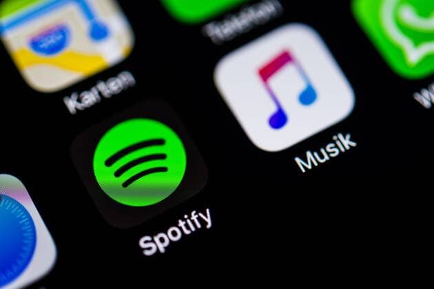 App-Icons auf Smartphone-Display App-Icons, Anzeige auf einem Bildschirm vom Handy, Spotify und Apple Music, Musik Streamingdienste, Musik Streaming, iOS, Makroaufnahme, Detail, formatfüllend Copyright: imageBROKER/ValentinxWolf iblvfw04410142.jpg