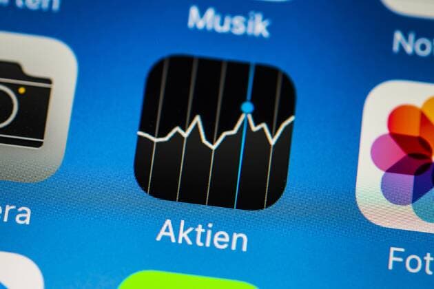 App-Icons auf Smartphone-Display App-Icons, App Anzeige auf einem Bildschirm vom Handy, Smartphone, Aktien, App-Icons, Apps, iOS, Makroaufnahme, Detail, formatfüllend Copyright: imageBROKER/ValentinxWolf iblvfw04410145.jpg