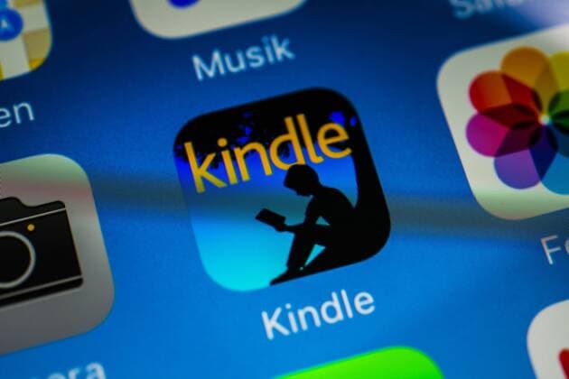 App-Icons auf Smartphone-Display App-Icons, App Anzeige auf einem Bildschirm vom Handy, Smartphone, Kindle, E-Books, iOS, Makroaufnahme, Detail, formatfüllend Copyright: imageBROKER/ValentinxWolf iblvfw04410153.jpg