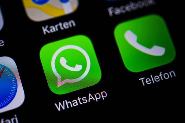 App-Icons auf Smartphone-Display App-Icons, Anzeige auf einem Bildschirm vom Handy, Smartphone, WhatsApp und Telefon App, Instant Messenger Dienst, Soziales Netzwek, Makroaufnahme, Detail, formatfüllend Copyright: imageBROKER/ValentinxWolf iblvfw04410184.jpg