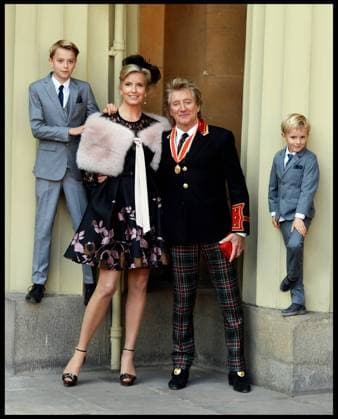 Themen der Woche Bilder des Tages Rod Stewart zum Ritter geschlagen . 11 10 2016. London, United Kingdom. Investitures. Sir Rod Stewart at his investiture at Buckingham Palace with wife Penny Lancaster and children Alastair and Aiden Stewart  xi-Imagesx xPoolx IIM-13587-0006