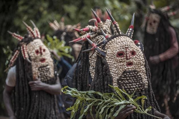 Männer der Volksgruppe der Bamileke mit traditionellen Masken, Totentanz zu Ehren eines Verstorbenen, Badenkop, Region West, Kamerun, Afrika Copyright: imageBROKER MatthiasxGraben ibldrn04397269.jpg
