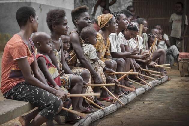 Pygmäen vom Volk der Baaka, oder Baka, oder Ba aka, Musikalische Darbietung und Tanz, Grand Batanga, Region Süd, Kamerun, Afrika Copyright: imageBROKER MatthiasxGraben ibldrn04397285.jpg