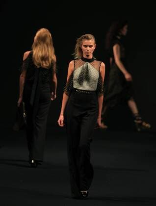 Mexico City Fashion Week - Alfredo Martinez Modenschau A model presents creations of the spring-summer 2017 collection by Mexican designer Alfredo Martinez during the second day of Mexico Fashion Week in Mexico City, Mexico, 11 October 2016. EFE Mario Guzman FASHION WEEK IN MEXICO !ACHTUNG: NUR REDAKTIONELLE NUTZUNG!  MEX002 20161012-636118336092346453