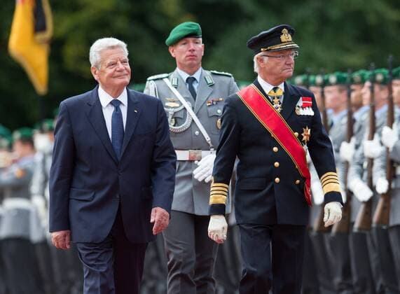 Bundespraesident Joachim GAUCK (l) und Koenig CARL GUSTAF von Schweden. Empfang und Begruessung mit militaerischen Ehren in Berlin im Schlosspark vom Schloss Bellevue durch den am 05.10.2016. Staatsbesuch vom Koenigspaar Carl Gustaf und Silvia von Schweden in der Deutschland 2016.