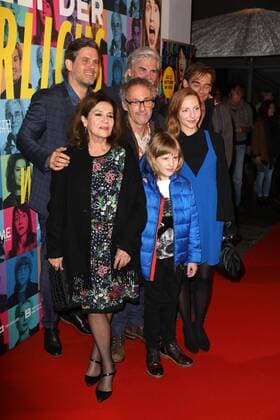 Steffen Groth, Hannelore Elsner, Peter Simonischek, Dani Levy, Ewi Rodriguez, Katharina Schüttler und Martin Feifel bei der Die Welt der Wunderlichs Film Premiere am 12.10.2016 in Berlin Die Welt der Wunderlichs Filmpremiere in Berlin, 2016 