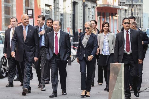 US-Heimatschutzminister Jeh Johnson in Mexiko October 12, 2016 - Df, Mexico - EUM20161012NAC19.jpg.CIUDAD DE MEXICO DiplomacyDiplomacia-Mexico-EU.- El secretario de Seguridad Nacional de Estados Unidos, Jeh Johnson, y el secretario de Hacienda y Credito Publico, Jose Antonio Meade, arriban al mensaje a medios, 12 de octubre de 2016, luego de su reunion.  - ZUMAu78_