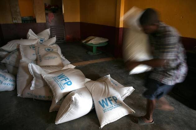 Haiti nach Hurrikan Matthew A worker unloads a truck that carries rice bags donated by the World Food Program (WFP) in Jeremie, Haiti, 12 October 2016. Despair starts to spread among the population of Haiti due to the lack of food and water eight days after hurricane Matthew hit the city. EFE Orlando Barria DESPAIR FOR LACK OF WATER AND FOOD IN JEREMIE !ACHTUNG: NUR REDAKTIONELLE NUTZUNG!  HAI001 20161013-636119239099967224
