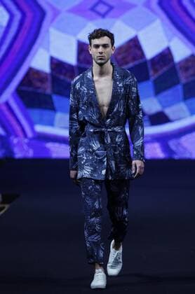 Fashion Week Mexico City - Pineda Covalin Modenschau A model presents a creation by Mexican label Pineda Covalín, during the third day of the Fashion Week in Mexico City, Mexico, 12 October 2016. EPA Mario Guzman FASHION WEEK IN MEXICO !ACHTUNG: NUR REDAKTIONELLE NUTZUNG!  MEX55 20161013-636119341664446609
