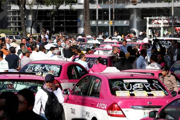 Protest von Taxifahrern in Mexiko-Stadt October 12, 2016 - Mexico - EUM20161012NAC38.JPG.CIUDAD DE MEXICO Protest Manifestacion-CDMX.- Aspectos de la manifestacion de taxistas, sobre Paseo de la Reforma, en protesta por los servicios de transporte operados por aplicacion como Uber, este miercoles 12 de octubre de 2016.  - ZUMAu78_
