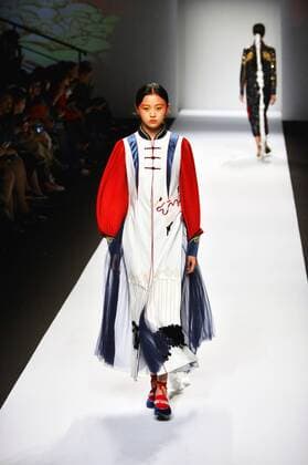 Shanghai Fashion Week - Mukzin Modenschau (161013) -- SHANGHAI, Oct. 13, 2016 -- A model presents a creation of Mukzin brand at Shanghai Fashion Week in Shanghai, east China, Oct. 13, 2016. ) (yxb) CHINA-SHANGHAI-FASHION WEEK(CN) GuoxChangyao 